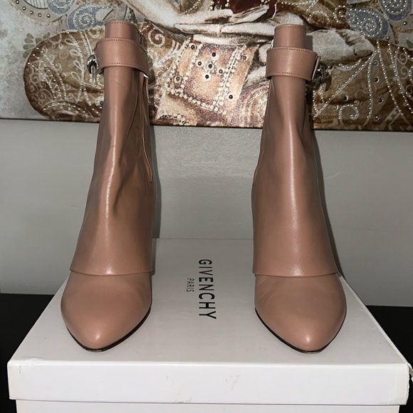 GIVENCHY ROSE SHARK BOOT! SZ:40.5 - Picture 1 of 4